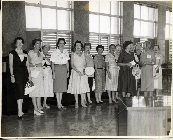 Foto de Visitantes con la subdirectora Maruja Iglesias (cuarta, de izquierda a derecha), octubre de 1959. Fondos BNCJM    